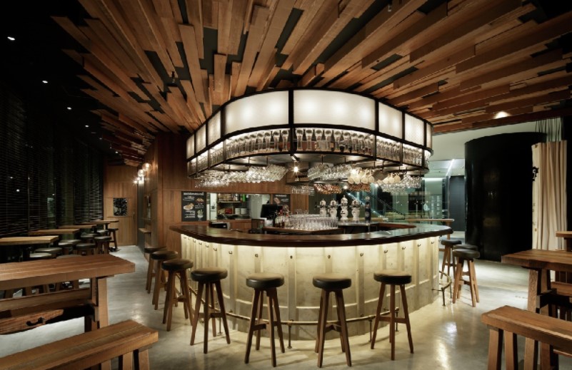 quầy bar khách sạn làm bằng gỗ đầy sáng tạo
